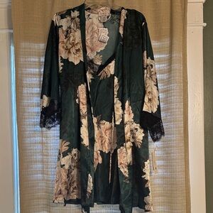 NWT 2 piece Floral Lace Trim Robe - Green and Cream